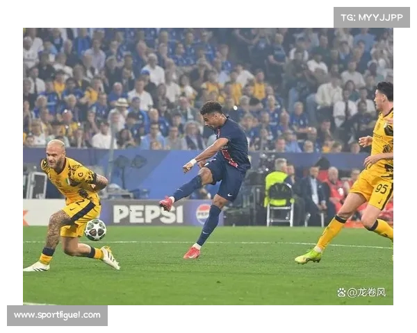 登贝莱右路突破传中，巴黎圣日耳曼客场寻求进球