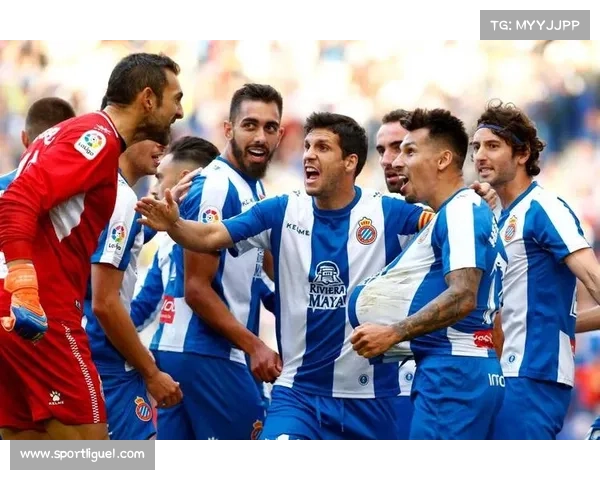 法兰克福vs门兴战术博弈：传统防守反击对阵快速传切体系